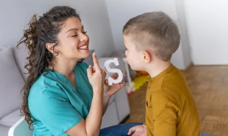 Lidah Dikerik Pakai Cincin Biar Anak Cepat Bicara? Ini Fakta Medisnya