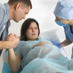 FATAL! Ini Bahaya Menutup Mata Saat Melahirkan