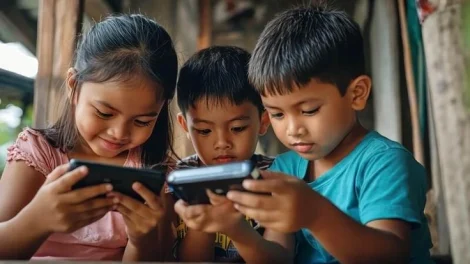 Menilik Dampak Screen Time Bagi Tumbuh Kembang Anak